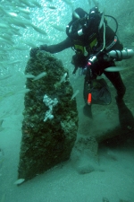 010 only one blad of the propeelr sticks out of the sand